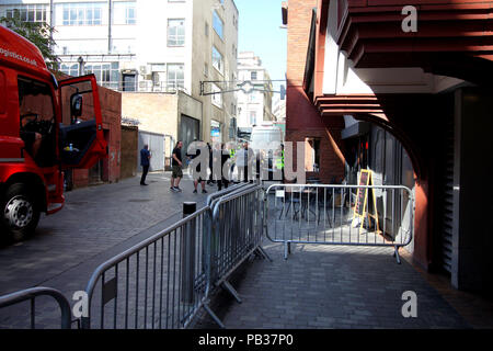 Liverpool, Großbritannien. 26. Juli 2018. Fans und Sicherheit außerhalb der Cavern Club auf der Mathew Street Liverpool, nachdem bekannt wurde, Sir Paul McCartney würde spielen eine 'geheime' gig es später heute. Credit: Ken Biggs/Alamy Leben Nachrichten. Stockfoto
