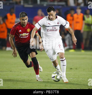 Los Angeles, Kalifornien, USA. 25. Juli, 2018. Der AC Mailand ist Nikola Kalinic (7) Mias mit Manchester Uniteds Mittelfeldspieler Andreas Pereira (15) Während der Internationalen Champions Cup Match am 25. Juli 2018 in Carson, Kalifornien. Manchester United gewann 9-8 in einem Elfmeterschießen. Credit: Ringo Chiu/ZUMA Draht/Alamy leben Nachrichten Stockfoto