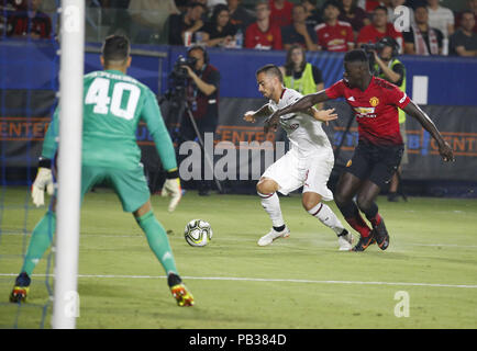 Los Angeles, Kalifornien, USA. 25. Juli, 2018. Der AC Mailand ist zukunftsorientiertes Suso (8) Mias mit Manchester United defender Axel Tuanzebe (38) Während der Internationalen Champions Cup Match am 25. Juli 2018 in Carson, Kalifornien. Manchester United gewann 9-8 in einem Elfmeterschießen. Credit: Ringo Chiu/ZUMA Draht/Alamy leben Nachrichten Stockfoto