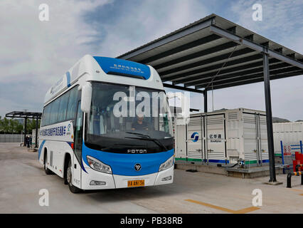 Zhangjiakou, Provinz Hebei Provinz Chinas. 25. Juli, 2018. Eine Wasserstoff-Brennstoffzelle wird eine Wasserstofftankstelle in der Nähe von Zhangjiakou Flughafen wirtschaftliche Entwicklung Zone in der Stadt Zhangjiakou getankt, nördlich der chinesischen Provinz Hebei, 25. Juli 2018. Insgesamt 49 eingeführten Wasserstoff Brennstoffzellen-bussen und 25 eingeführten Wasserstoff Brennstoffzelle Coaches, die erste dieser Art in der Provinz Hebei, haben den Betrieb begonnen. Rund 170 Bussen mit Brennstoffzellenantrieb wird gekauft und bis Ende des Jahres in Betrieb genommen werden. Credit: Yang Shiyao/Xinhua/Alamy leben Nachrichten Stockfoto