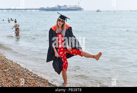 Brighton UK 26. Juli 2018 - Melissa Jensen kühlt sich ab mit einem Paddel im Meer am Strand von Brighton nach seinem Studium an der Universität Sussex, als die Hitzewelle Bedingungen an der Südküste mit heute erwartet der heisseste Tag des Jahres werden bisher in einigen Teilen Großbritanniens Kredit weiter: Simon Dack/Alamy leben Nachrichten Stockfoto