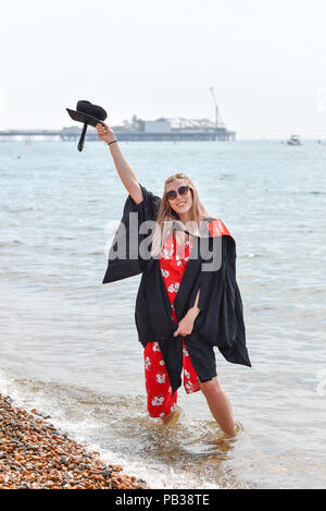 Brighton UK 26. Juli 2018 - Melissa Jensen kühlt sich ab mit einem Paddel im Meer am Strand von Brighton nach seinem Studium an der Universität Sussex, als die Hitzewelle Bedingungen an der Südküste mit heute erwartet der heisseste Tag des Jahres werden bisher in einigen Teilen Großbritanniens Kredit weiter: Simon Dack/Alamy leben Nachrichten Stockfoto
