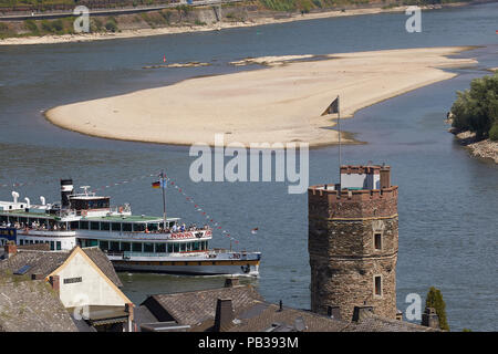 Oberwesel, Deutschland. 26. Juli, 2018. Der Raddampfer "Goethe" übergibt eine Sandbank am Mittelrhein in der Nähe Oberwesel. Im Vordergrund, ein Turm der historischen Stadtmauer gesehen werden kann. Aufgrund der Trockenheit, Wasserstände werden voraussichtlich in den nächsten Tagen fallen. Quelle: Thomas Frey/dpa/Alamy leben Nachrichten Stockfoto