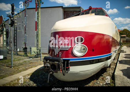 26.07.2018, Bayern, Nürnberg: Die S-VT 18.16 der DDR-Reichsbahn (unter anderem für die "Vindobona") steht auf dem Gelände des DB Museums. Seit dem 26. Juli, zwei luxuriöse Züge aus der ehemaligen DDR und Westdeutschland können zusammen zum ersten Mal in der Ausstellung des Museums zu sehen. Die S-VT 11.5 (T-Stück) der Bundesbahn und der VT 18.16 (Vindobona) der DDR-Reichsbahn. Foto: Daniel Karmann/dpa Stockfoto