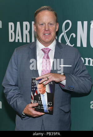 New York, USA. 25. Juli, 2018. Sean Spicer fördert sein neues Buch "Die Unterrichtung: der Politik, der Presse und der Präsident" bei Barnes & Noble Union Square am 25. Juli 2018 in New York City. Credit: Erik Pendzich/Alamy leben Nachrichten Stockfoto