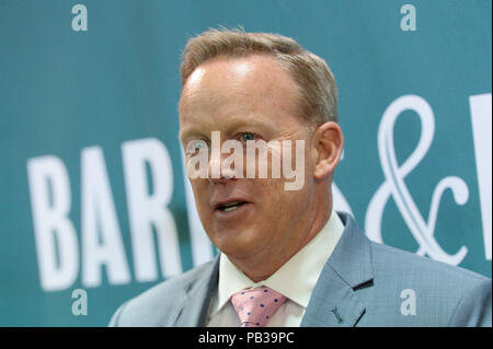 New York, USA. 25. Juli, 2018. Sean Spicer fördert sein neues Buch "Die Unterrichtung: der Politik, der Presse und der Präsident" bei Barnes & Noble Union Square am 25. Juli 2018 in New York City. Credit: Erik Pendzich/Alamy leben Nachrichten Stockfoto