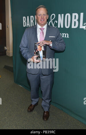New York, USA. 25. Juli, 2018. Sean Spicer fördert sein neues Buch "Die Unterrichtung: der Politik, der Presse und der Präsident" bei Barnes & Noble Union Square am 25. Juli 2018 in New York City. Credit: Erik Pendzich/Alamy leben Nachrichten Stockfoto