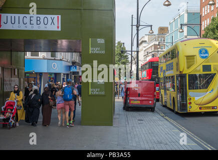 Die Oxford Street, London, UK. 26. Juli, 2018. Eine ruhige Oxford Street als Menschen vermeiden Sie intensive Hitze im West End, da die Temperaturen bis 33 Grad mit einem Gewitter Bedrohung später heute steigen. Credit: Malcolm Park/Alamy Leben Nachrichten. Stockfoto