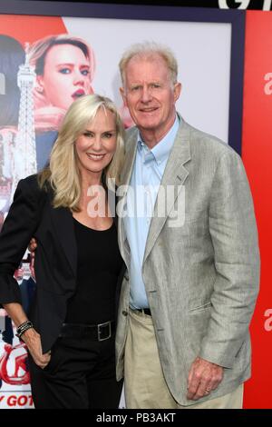 Los Angeles, CA, USA. 25. Juli, 2018. Rachelle Carson, Ed Begley Jr in der Ankunftshalle für der Spion, der entleerte mich Premiere, Fox Theatre, Westwood Village, Los Angeles, CA 25. Juli 2018. Credit: Priscilla Grant/Everett Collection/Alamy leben Nachrichten Stockfoto