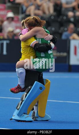 London, Großbritannien. 26. Juli, 2018. Ayeisha Mcferran (IRL, Torhüter) und Zoe Wilson (IRL) feiern am Ende des Spiels, wie Sie für die nächste Runde qualifizieren. Indien V Irland. Match 14. Pool B Hockey der Frauen-WM 2018. Lee Valley Hockey Centre. Queen Elizabeth Olympic Park. Stratford. London. UK. 26.07.2018. Credit: Sport in Bildern/Alamy leben Nachrichten Stockfoto