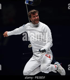 Wuxi in der chinesischen Provinz Jiangsu. 26. Juli, 2018. Benjamin Steffen der Schweiz feiert Sieg nach der Mannschaft Männer epee Finale gegen Südkorea an die Fecht-WM in Wuxi, Osten Chinas in der Provinz Jiangsu, 26. Juli 2018. Die Schweiz gewann 36-31. Credit: Han Yuqing/Xinhua/Alamy leben Nachrichten Stockfoto