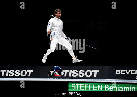 Wuxi in der chinesischen Provinz Jiangsu. 26. Juli, 2018. Benjamin Steffen feiert Sieg nach der Mannschaft Männer epee Finale gegen Südkorea an die Fecht-WM in Wuxi, Osten Chinas in der Provinz Jiangsu, 26. Juli 2018. Die Schweiz gewann 36-31. Credit: Li Bo/Xinhua/Alamy leben Nachrichten Stockfoto