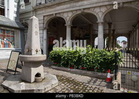 Windsor, Großbritannien. 26. Juli, 2018. UK Wetter: einen Brunnen außerhalb der Guildhall 1878 errichteten erwiesen hat sehr populär während der anhaltenden Sommerhitze. Die Temperaturen haben bereits 35 C heute in den nahe gelegenen Flughafen Heathrow erreicht. Credit: Mark Kerrison/Alamy leben Nachrichten Stockfoto