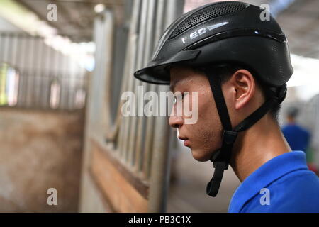 (180726) - NANCHANG, 26. Juli 2018 (Xinhua) - Huang Wanpeng, ein Schüler von Sonnenschein, Reitschule, arbeitet in der Schule stabil in Yihuang Grafschaft von Fuzhou, East China's Jiangxi Province, 25. Juli 2018. Pferdesport nie in Yihuang, eine landwirtschaftliche Grafschaft in der ostchinesischen Provinz Jiangxi gehört, bis Sonnenschein Reitschule begann Recruiting ländliche Jugendliche im Jahr 2015. Bisher haben die meisten der 90 Schüler arbeiten oder angehende im Pferd zur Arbeit reiten Vereine in Chinas größten Städten wie Peking, Shanghai und Hangzhou. (Xinhua / Zhou Mi) (lmm) Stockfoto