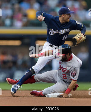 Milwaukee, WI, USA. 24. Juli, 2018. Milwaukee Brewers zweiter Basisspieler Brad Miller #10 in Aktion während der Major League Baseball Spiel zwischen den Milwaukee Brewers und die Washington Angehörigen am Miller Park in Milwaukee, WI. John Fisher/CSM/Alamy leben Nachrichten Stockfoto