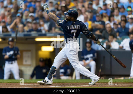 Milwaukee, WI, USA. 24. Juli, 2018. Milwaukee Brewers erste Basisspieler Eric Themse Nr. 7 in Aktion während der Major League Baseball Spiel zwischen den Milwaukee Brewers und die Washington Angehörigen am Miller Park in Milwaukee, WI. John Fisher/CSM/Alamy leben Nachrichten Stockfoto