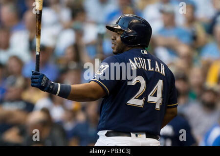 Milwaukee, WI, USA. 24. Juli, 2018. Milwaukee Brewers erste Basisspieler Jesus Aguilar #24 in Aktion während der Major League Baseball Spiel zwischen den Milwaukee Brewers und die Washington Angehörigen am Miller Park in Milwaukee, WI. John Fisher/CSM/Alamy leben Nachrichten Stockfoto