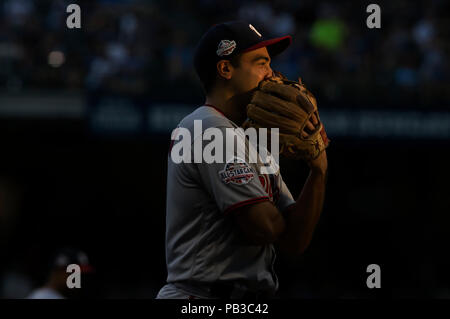 Milwaukee, WI, USA. 24. Juli, 2018. Washington Staatsangehörige dritter Basisspieler Anthony Rendon #6 Während der Major League Baseball Spiel zwischen den Milwaukee Brewers und die Washington Angehörigen am Miller Park in Milwaukee, WI. John Fisher/CSM/Alamy leben Nachrichten Stockfoto