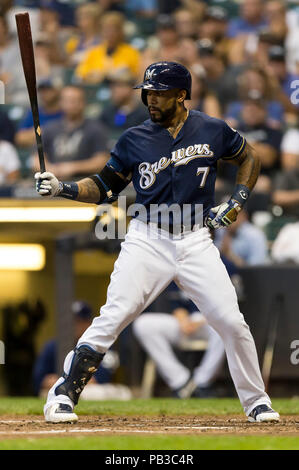 Milwaukee, WI, USA. 24. Juli, 2018. Milwaukee Brewers erste Basisspieler Eric Themse Nr. 7 in Aktion während der Major League Baseball Spiel zwischen den Milwaukee Brewers und die Washington Angehörigen am Miller Park in Milwaukee, WI. John Fisher/CSM/Alamy leben Nachrichten Stockfoto