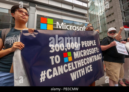 New York, USA. 26. Juli 2018. Die Aktivisten sammeln vor Microsoft's New York Büros am Donnerstag, 26. Juli 2018 zu den tech mit der Technologie auf die Einwanderungs- und Zollbehörden (ICE) protestieren. Über 300.000 haben Petitionen auf Microsoft ihren Vertrag mit Eis zu stornieren, da der ICE zwischen eingewanderten Eltern von ihren Kindern unterzeichnet. Ähnliche Proteste finden statt zu anderen Microsoft Niederlassungen im ganzen Land. (© Richard B. Levine) Credit: Richard Levine/Alamy leben Nachrichten Stockfoto