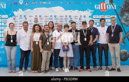 Salerno, Kampanien, Italien. 26. Juli, 2018. Team der film Zanna Bianca gesehen für die Kamera auf dem Festival stellen. Die 48. Ausgabe des Giffoni Film Festival, ein Kino für Kinder. Credit: Ernesto Vicinanza/SOPA Images/ZUMA Draht/Alamy leben Nachrichten Stockfoto