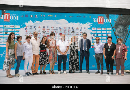 Salerno, Kampanien, Italien. 26. Juli, 2018. Team der film Zanna Bianca gesehen für die Kamera auf dem Festival stellen. Die 48. Ausgabe des Giffoni Film Festival, ein Kino für Kinder. Credit: Ernesto Vicinanza/SOPA Images/ZUMA Draht/Alamy leben Nachrichten Stockfoto