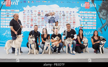 Salerno, Kampanien, Italien. 26. Juli, 2018. Team der film Zanna Bianca gesehen für die Kamera mit Hunden auf dem Festival stellen. Die 48. Ausgabe des Giffoni Film Festival, ein Kino für Kinder. Credit: Ernesto Vicinanza/SOPA Images/ZUMA Draht/Alamy leben Nachrichten Stockfoto