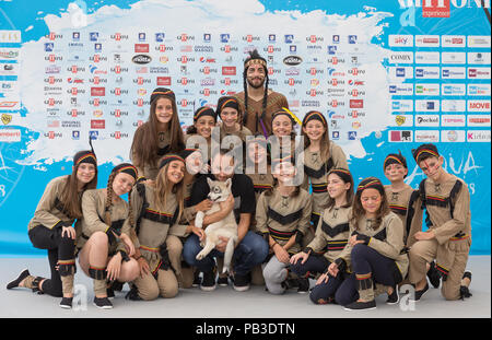 Salerno, Kampanien, Italien. 26. Juli, 2018. Team der film Zanna Bianca gesehen für die Kamera auf dem Festival stellen. Die 48. Ausgabe des Giffoni Film Festival, ein Kino für Kinder. Credit: Ernesto Vicinanza/SOPA Images/ZUMA Draht/Alamy leben Nachrichten Stockfoto