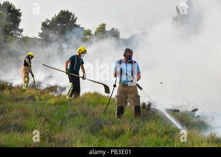 Ferndown, Bournemouth, Dorset, Großbritannien. 26. Juli 2018. UK Wetter. Dorset & Wiltshire Fire & Rescue kämpft ein Heide Brand in Ferndown Gemeinsame in Bournemouth in Dorset wie die hitzewelle weiter. Foto: Graham Jagd-/Alamy leben Nachrichten Stockfoto