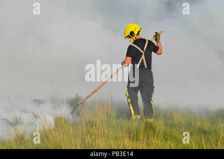 Ferndown, Bournemouth, Dorset, Großbritannien. 26. Juli 2018. UK Wetter. Dorset & Wiltshire Fire & Rescue kämpft ein Heide Brand in Ferndown Gemeinsame in Bournemouth in Dorset wie die hitzewelle weiter. Foto: Graham Jagd-/Alamy leben Nachrichten Stockfoto