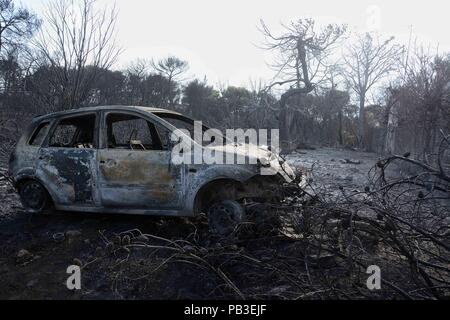 Athen, Griechenland. 26. Juli, 2018. Auto verbrannt im Bereich der Wildfire gesehen. Nach der Zerstörung durch die Waldbrände in Mati und Neos Voutsas Regionen Attika mit mehr als 80 Toten und eine unvorstellbare Zerstörung von Eigentum. Credit: Giorgos Zachos/SOPA Images/ZUMA Draht/Alamy leben Nachrichten Stockfoto