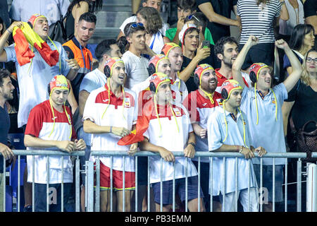 Bernat Picornell Pools, Barcelona, Spanien. 26. Juli, 2018. Das 33. Europäische Wasser Polo Meisterschaften, Spanien Männer gegen Italien Männer; Spanische Fans feiern den Sieg Quelle: Aktion plus Sport/Alamy leben Nachrichten Stockfoto