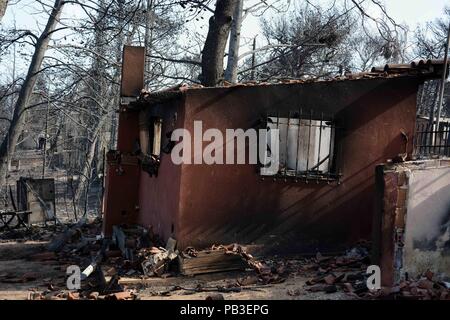 Athen, Griechenland. 26. Juli, 2018. Gebäude im Bereich der Wildfire gesehen verbrannt. Nach der Zerstörung durch die Waldbrände in Mati und Neos Voutsas Regionen Attika mit mehr als 80 Toten und eine unvorstellbare Zerstörung von Eigentum. Credit: Giorgos Zachos/SOPA Images/ZUMA Draht/Alamy leben Nachrichten Stockfoto