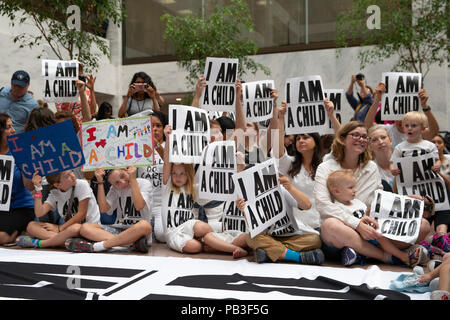 Washington, Vereinigte Staaten von Amerika. 26. Juli, 2018. Eltern und Kinder gegen eine Trennung der Familie im Hart Senate Office Building auf dem Capitol Hill in Washington, DC am 26 Juli, 2018 demonstrieren. Credit: Alex Edelman/CNP | Verwendung der weltweiten Kredit: dpa/Alamy leben Nachrichten Stockfoto