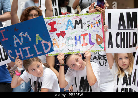 Washington, Vereinigte Staaten von Amerika. 26. Juli, 2018. Eltern und Kinder gegen eine Trennung der Familie im Hart Senate Office Building auf dem Capitol Hill in Washington, DC am 26 Juli, 2018 demonstrieren. Credit: Alex Edelman/CNP | Verwendung der weltweiten Kredit: dpa/Alamy leben Nachrichten Stockfoto