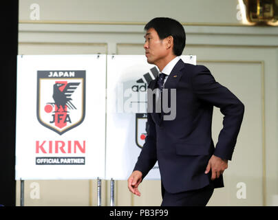 Tokio, Japan. 26. Juli, 2018. Neu ernannten Japanischen Fußball-Nationalmannschaft Haupttrainer Hajime Moriyasu auf einer Pressekonferenz in Tokio onThursday, 26. Juli 2018 eintrifft. Moriyasu verwaltet auch Japan's Olympic Team. Credit: Yoshio Tsunoda/LBA/Alamy leben Nachrichten Stockfoto