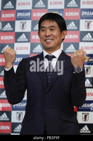 Tokio, Japan. 26. Juli, 2018. Neu ernannten Japanischen Fußball-Nationalmannschaft Haupttrainer Hajime Moriyasu stellt für Foto auf einer Pressekonferenz in Tokio onThursday, 26. Juli 2018. Moriyasu verwaltet auch Japan's Olympic Team. Credit: Yoshio Tsunoda/LBA/Alamy leben Nachrichten Stockfoto