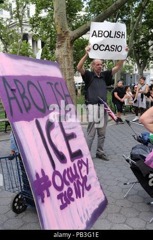 New York, NY, USA. 26. Jul, 2018. Donald Trump Unterstützer an der "schubhaeftling Koffer Aktion"-Rallye. Veranstalter - Das neue Heiligtum Koalition - eine Erklärung bitten, "… zu denken über eine Person - jemand, den Sie lieben - und stellen Sie die Koffer packen, für diese Person, bevor sie in ein Land, in dem du sie vielleicht nie wieder sehen abgeschoben werden." © 2018 G. Ronald Lopez/DigiPixsAgain. us/Alamy Live Neuigkeiten Stockfoto