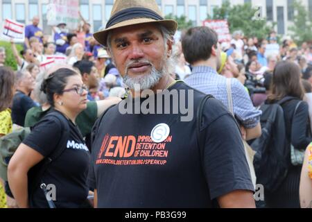 New York City, New York, USA. 26. Juli, 2018. Ravi Ragbir, Executive Director der New Sanctuary Coalition, aktuell Kampf gegen Abschiebung aus den USA an der Sammlung der 'Deportee Koffer Aktion". Veranstalter''" Das neue Heiligtum Koalition''" eine Erklärung bitten,'''¦zu denken an eine Person''""" jemand, den Sie lieben''""" und stellen Sie die Koffer packen, für diese Person, bevor sie in ein Land, in dem du sie vielleicht nie wieder sehen abgeschoben werden. Credit: G. Ronald Lopez/ZUMA Draht/Alamy leben Nachrichten Stockfoto