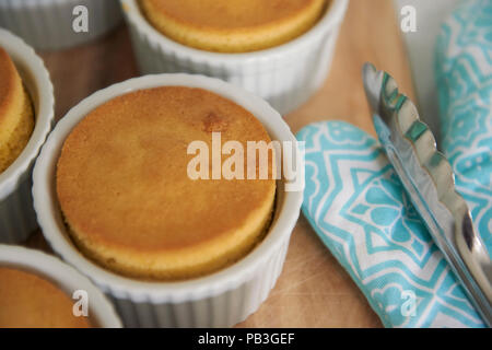 Perfekte heißen Vanille soufflés dampfenden gerade aus dem Ofen Stockfoto