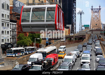 Roosevelt Island Tramway und die Queensboro Bridge. Stockfoto