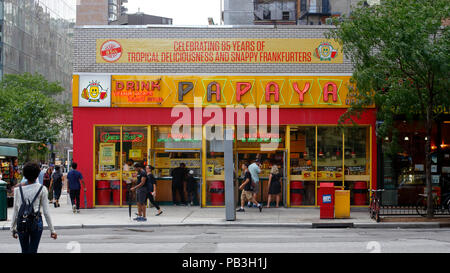 [Historisches Schaufenster] Papaya King, 179 East 86. St, New York, New York. Außenansicht eines Hot Dog Restaurants in Manhattans Upper East Side Stockfoto