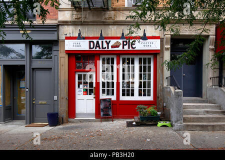 [Historisches Schaufenster] Daly Pie, 665 Vanderbilt Ave, Brooklyn, NY. Außenfassade eines Tortenladens in Prospect Heights Stockfoto