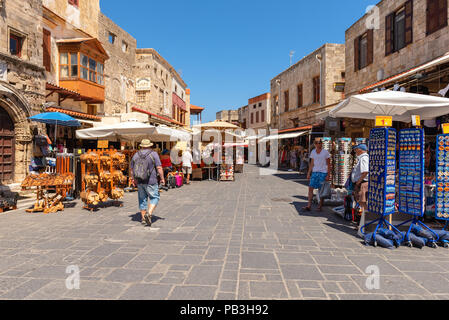 Griechenland - Mai 13, 2018: Touristen zu Fuß entlang der Geschäfte in der Straße in der Altstadt von Rhodos. Griechenland Stockfoto