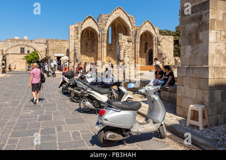 RHODES, Griechenland - 13. Mai 2018: Roller auf der Straße in der Altstadt von Rhodos geparkt. Stockfoto