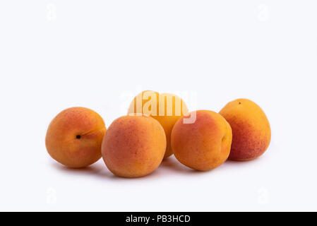 Süße frische Aprikosen auf weißem Hintergrund Stockfoto