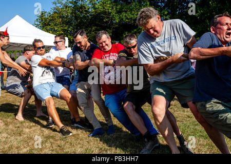 Ein traditionelles Tauziehen, fairwarp Dorffest, Fairwarp, Sussex, UK Stockfoto