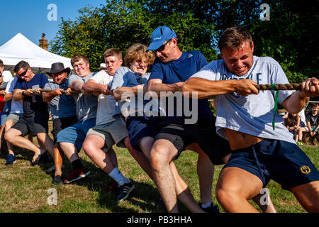 Ein traditionelles Tauziehen, fairwarp Dorffest, Fairwarp, Sussex, UK Stockfoto