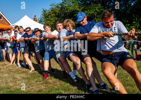 Ein traditionelles Tauziehen, fairwarp Dorffest, Fairwarp, Sussex, UK Stockfoto