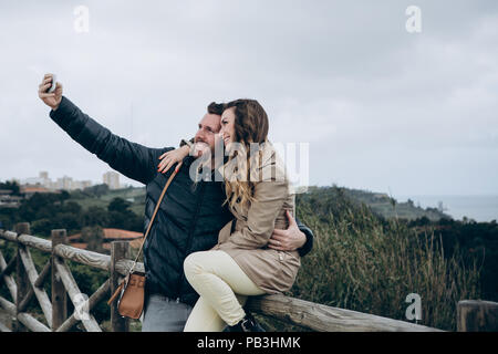 Portugal, Lissabon, 01 Meia 2018: Junge schöne Paar Touristen Mann und Frau tun selfie für Speicher. Stockfoto